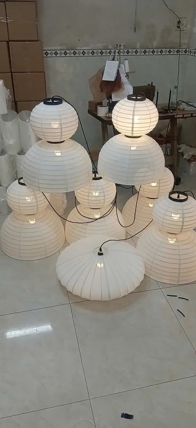 Lô đèn lồng vải trắng nhiều cỡ xếp chờ đóng gói