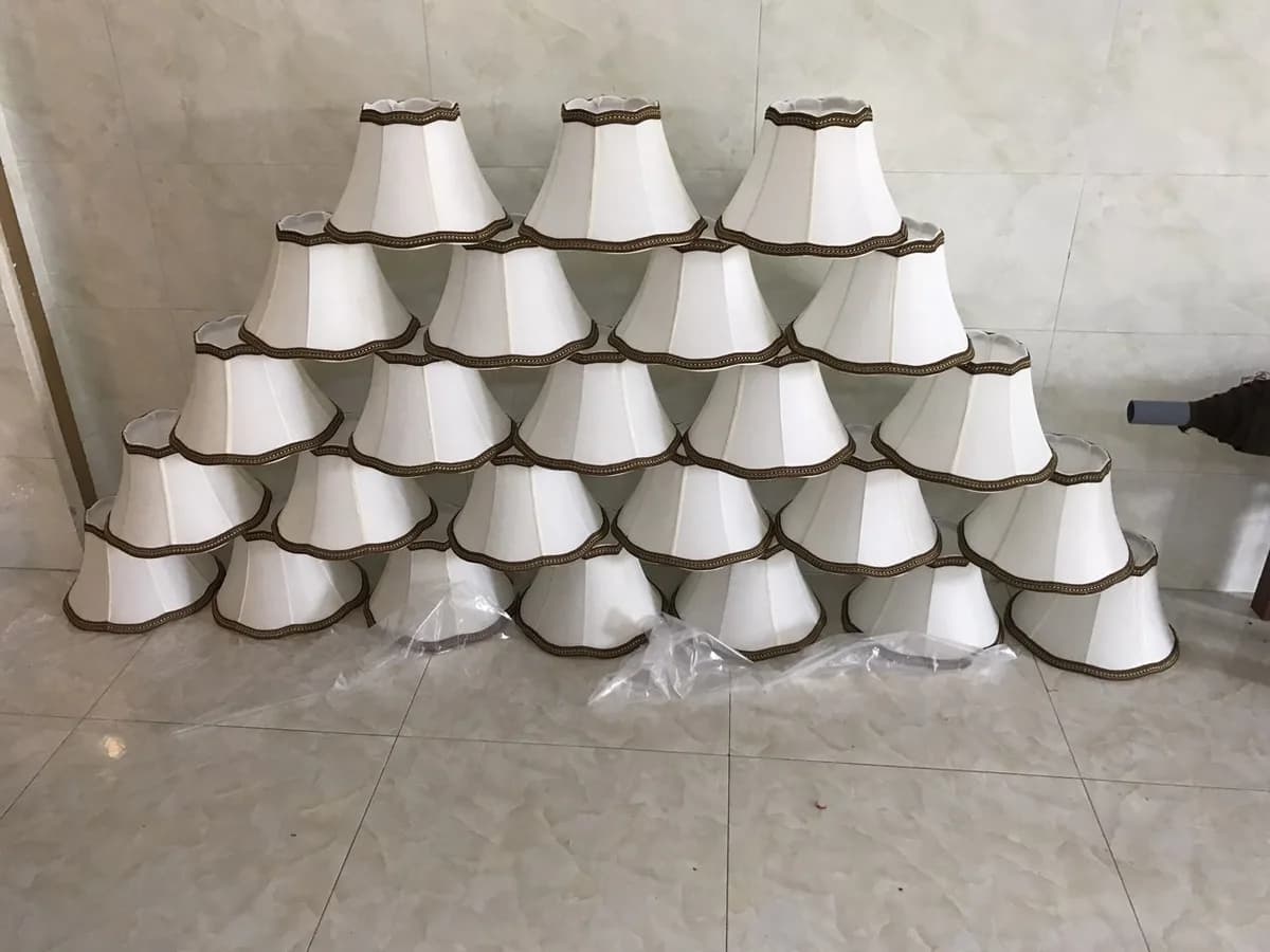 Chụp đèn vải dáng chuông trắng viền vàng xếp số lượng lớn tại xưởng KAHA