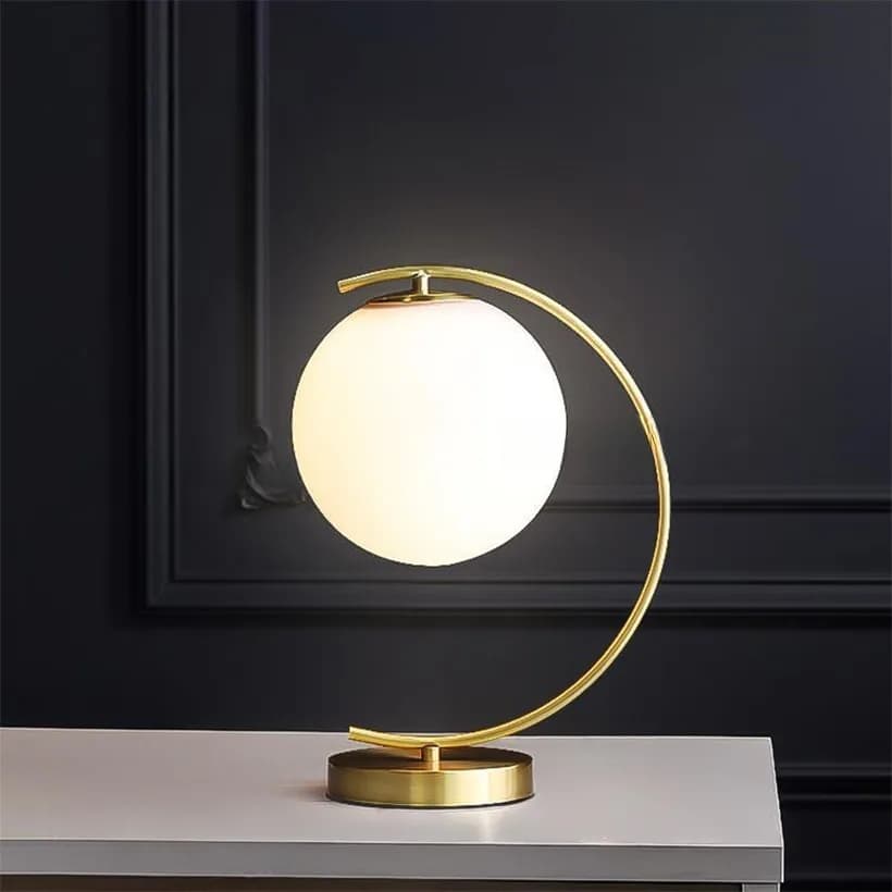 Đèn bàn cung chữ C vàng đồng nâng cầu thủy tinh trắng KH-DB177 Đèn bàn cung chữ C vàng đồng nâng cầu thủy tinh trắng KH-DB177