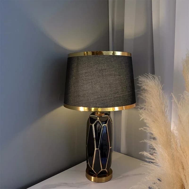Đèn bàn gốm đen lưới đa giác vàng kim chụp vải đen KH-DB104 Đèn bàn gốm đen lưới đa giác vàng kim chụp vải đen KH-DB104