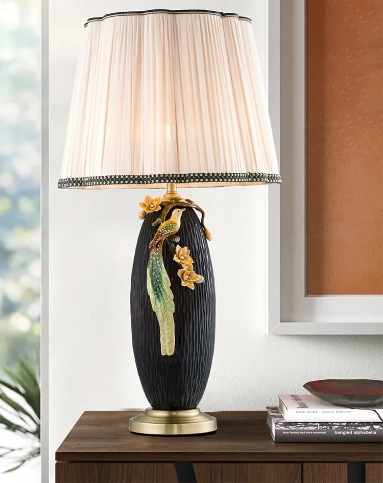 Đèn bàn thân đen phù điêu chim hoa chụp xếp ly mảnh KH-DB116 Đèn bàn thân đen phù điêu chim hoa chụp xếp ly mảnh KH-DB116