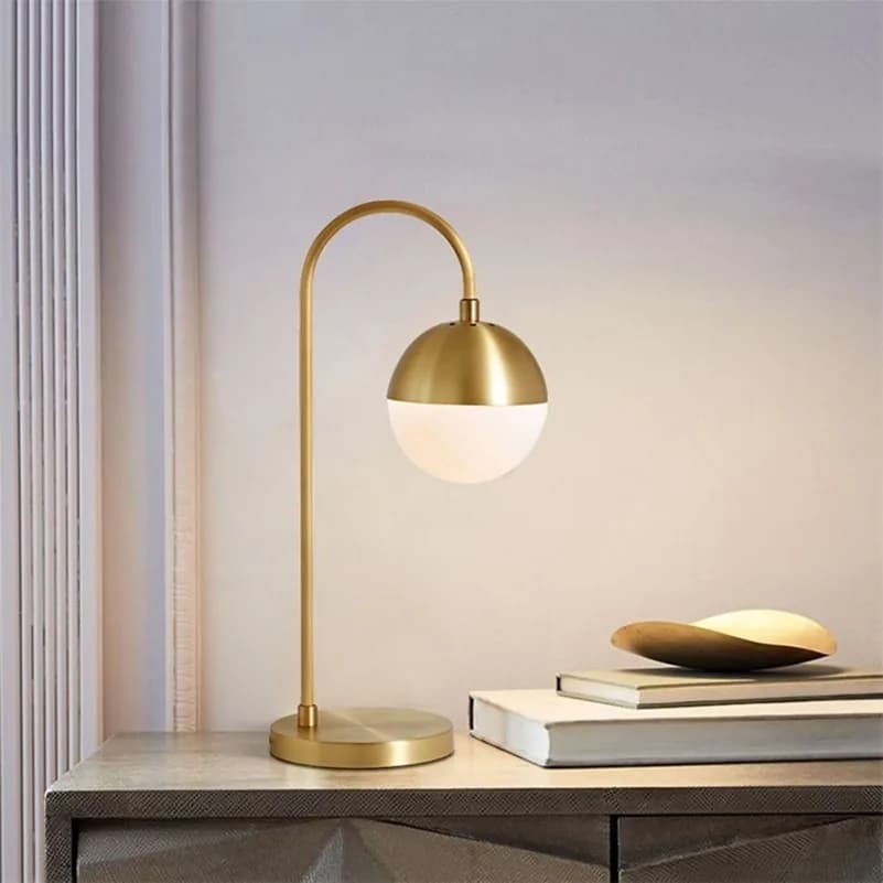 Đèn để bàn cổ ngỗng vàng đồng chụp nửa cầu úp KH-DB173 Đèn để bàn cổ ngỗng vàng đồng chụp nửa cầu úp KH-DB173