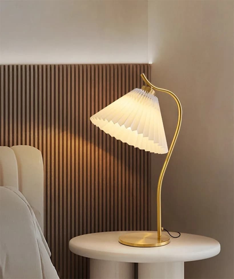 Đèn để bàn cổ ngỗng vàng đồng chụp xếp ly KH-DB106 Đèn để bàn cổ ngỗng vàng đồng chụp xếp ly KH-DB106