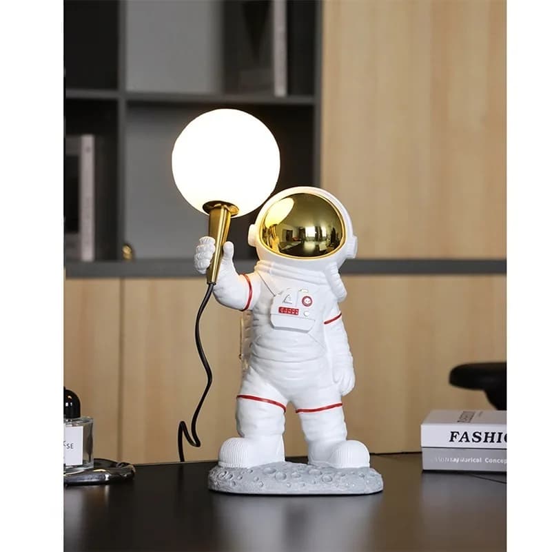 Đèn để bàn tượng phi hành gia cầm mặt trăng LED G9 KH-DB162 Đèn để bàn tượng phi hành gia cầm mặt trăng LED G9 KH-DB162