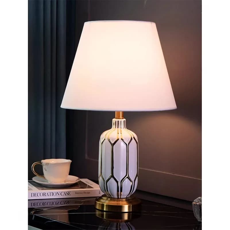 Đèn ngủ để bàn gốm men trắng lưới vàng chụp vải KH-DB105 Đèn ngủ để bàn gốm men trắng lưới vàng chụp vải KH-DB105