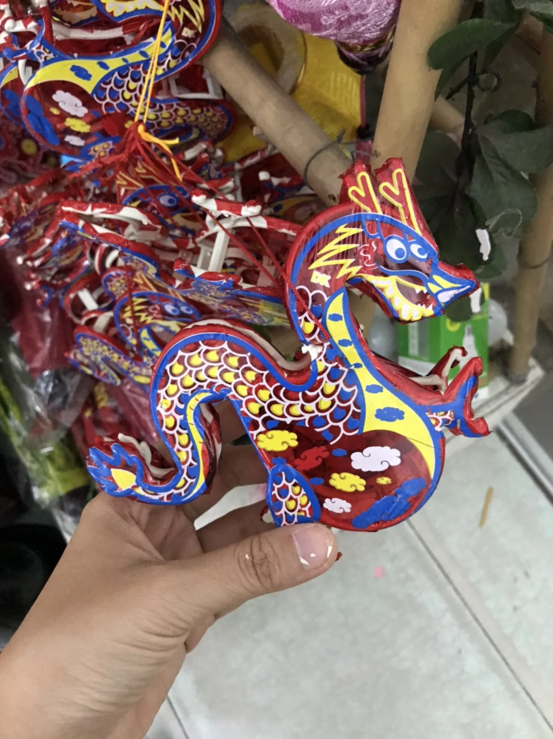 Chùm đèn lồng vải trang trí hành lang khách sạn Trung Thu